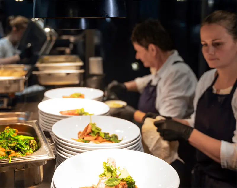 equipo de cocina emplatando en restaurante