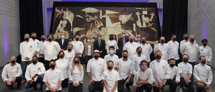 Pasteleros vascos recrean en chocolate el Guernica de Picasso a tamaño real