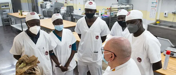 Migrantes africanos se forman en Barcelona para abrir una pastelería en su país de origen