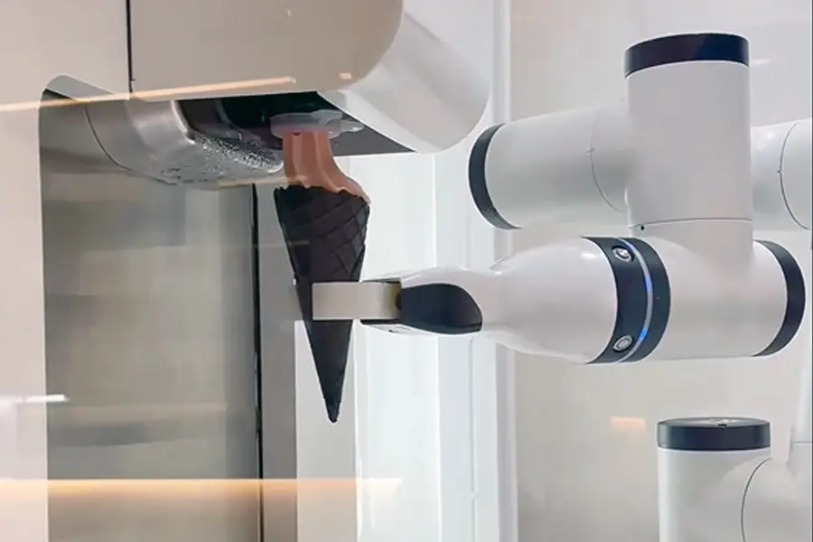Llega a Barcelona un robot que sirve helados soft