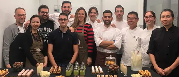 Raúl Bernal demuestra la versatilidad del petit four en Aula Ochiai