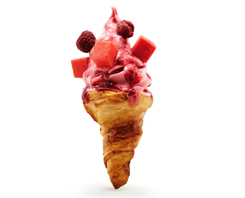 Helado soft de frambuesa silvestre y croissant-cucurucho