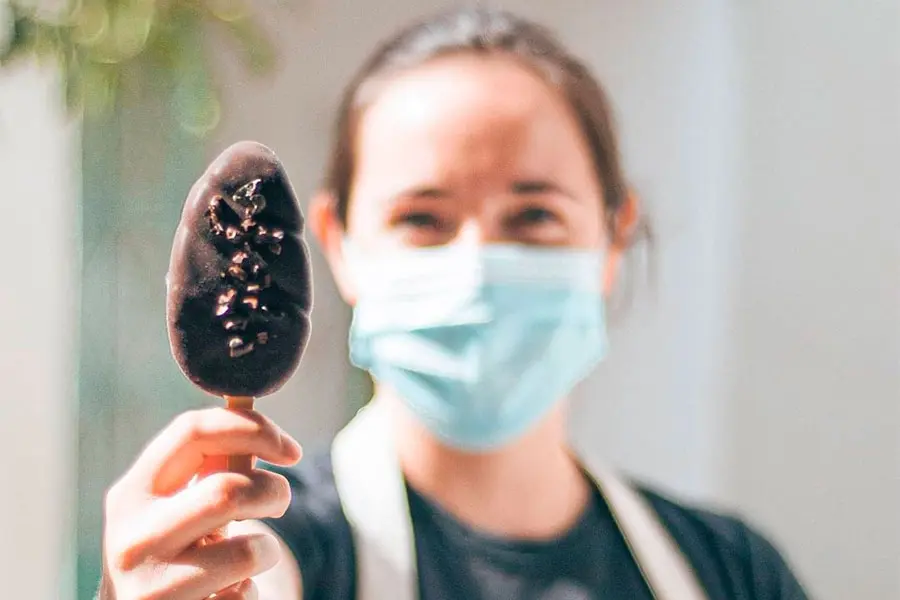 Paletas cubiertas con chocolate, el último lanzamiento de Carolina Barragán