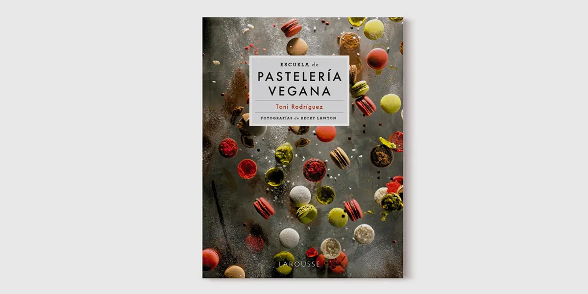 Todos los secretos de la pastelería vegana de Toni Rodríguez en un libro