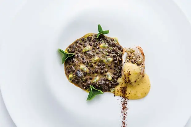 Langosta al zaatar con guiso de lentejas y cítricos, de Andreu Genestra