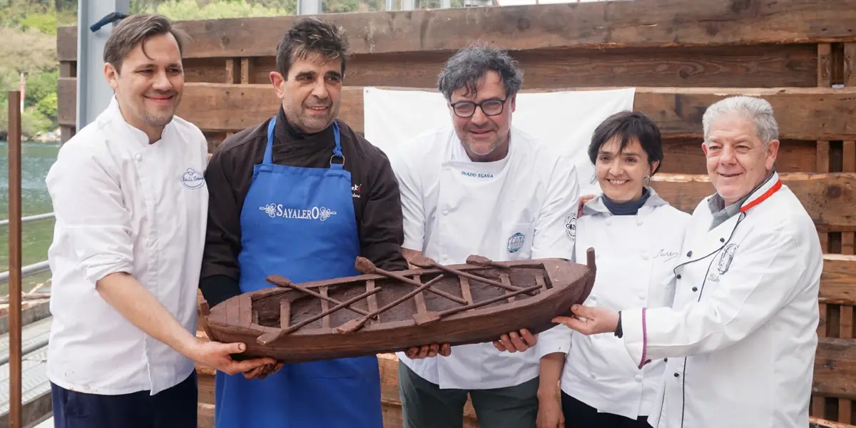 Los pasteleros guipuzcoanos replican en chocolate una chalupa ballenera del siglo XVI