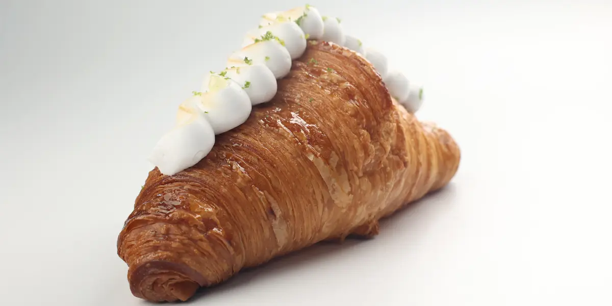 Croissant de merengue, yuzu y lima de Benjamín Aguilar