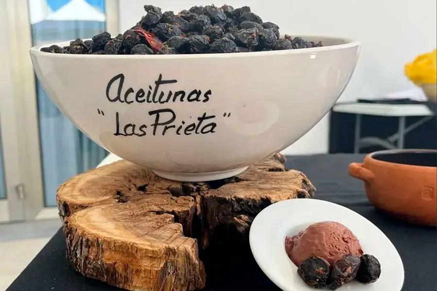 Un obrador de Estepa transforma las aceitunas en originales helados