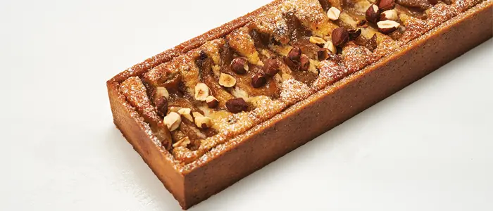 Tarta de peras en almíbar, azúcar de coco, frangipane y avellanas de Belén Melamed