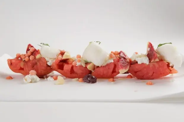 Ensalada de tomates del huerto, mató de cabra e higos, de Nandu Jubany