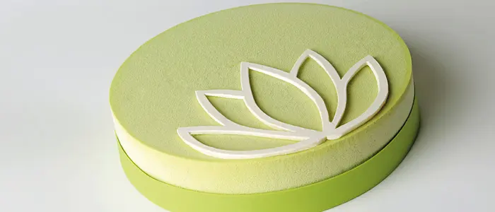 Tarta semifría Zazen de té Matcha, crema de yuzu y miel de Lluïsa Estrada