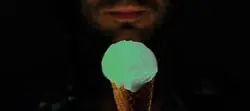 Un helado brilla en la oscuridad gracias a una proteína de medusa