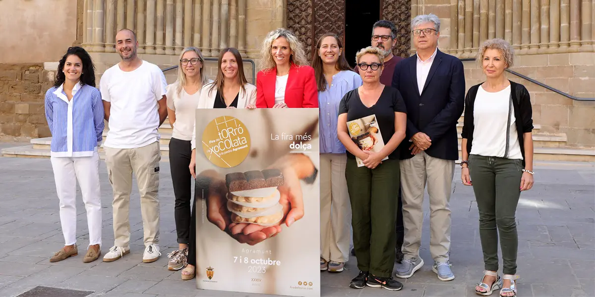 Lluc Crusellas, David Gil y Miquel Guarro en el cartel de la Feria del Turrón de Agramunt