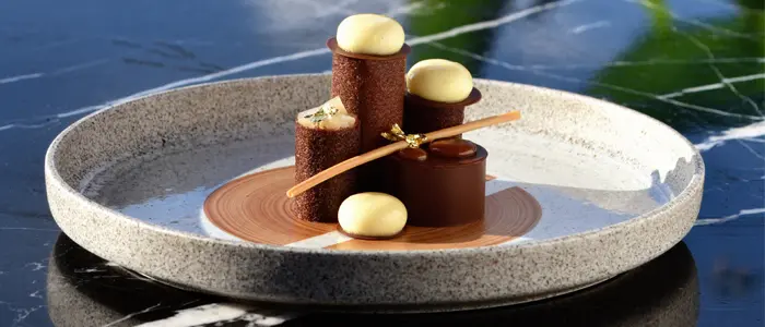 Postre al plato de pera con caramelo especiado de Yusuke Aoki