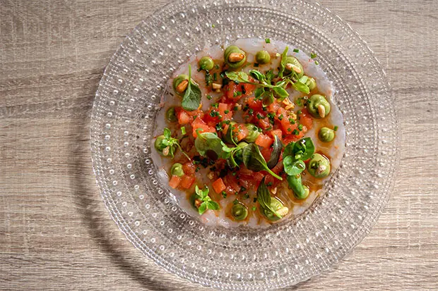 Carpaccio de gamba roja con nougatine salado de curry y boletus, de José Carlos García