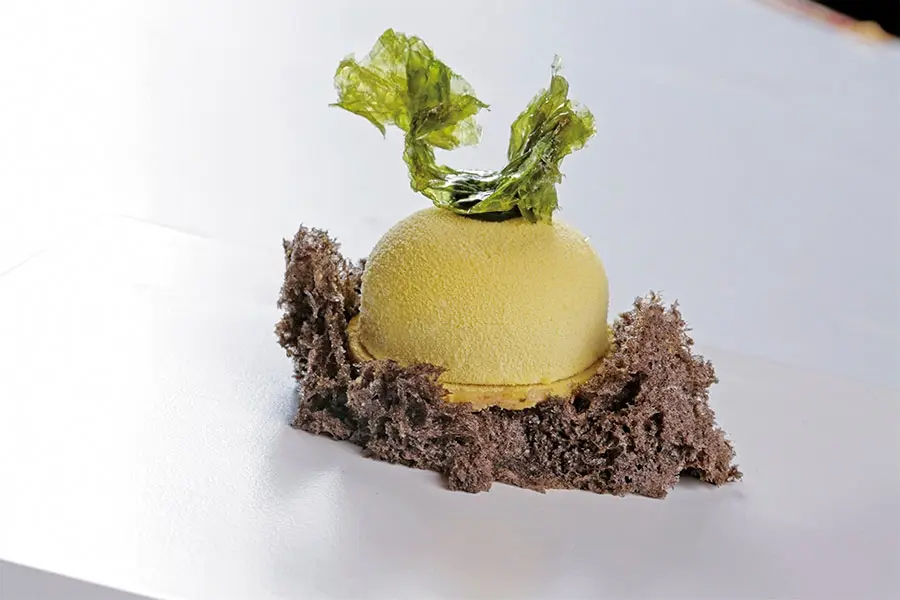 Prepostre yuzu y mar, de César Romero