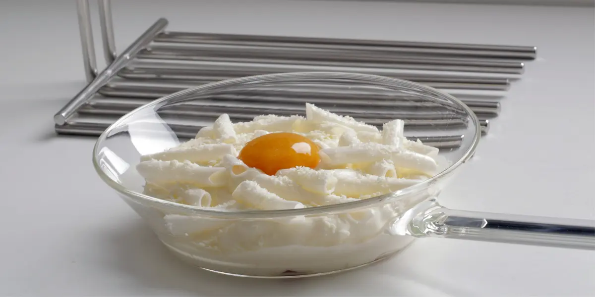 Postre de falsos macarrones a la carbonara con leche de coco y mango-pasión de Jordi Guillem