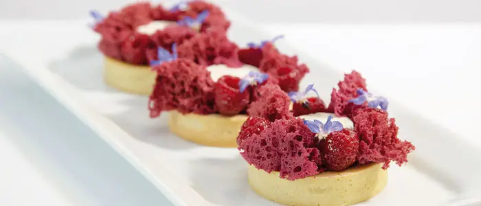 Tartaleta de queso de cabra con esponja microondas de remolacha de Antonio Bachour