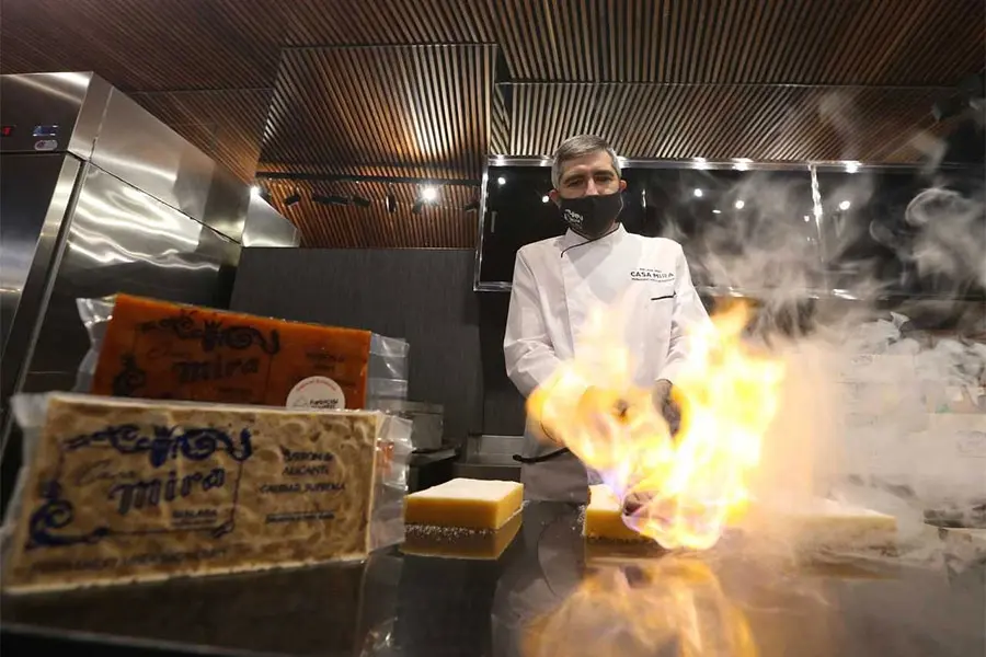 Turrón solidario y homenaje a los empleados, entre las acciones navideñas de Fernando Mira