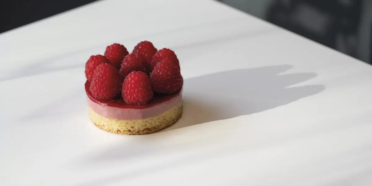 Tartaleta Framboise, con crema de almendras y frambuesas, de Dimitris Economides