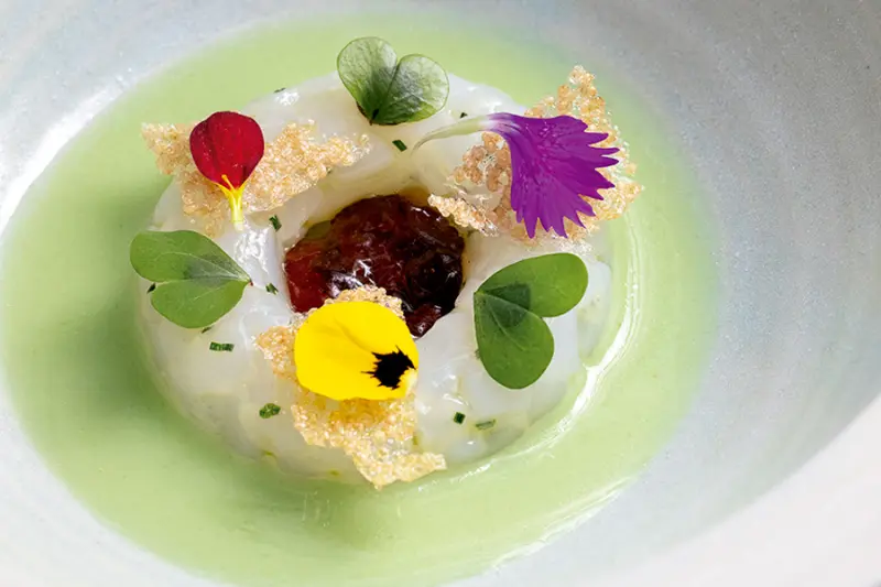 Tartar de calamar con jugo de manzana verde y crema montada de regaliz