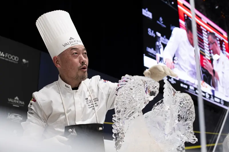 Japón elaborando la escultura de hielo