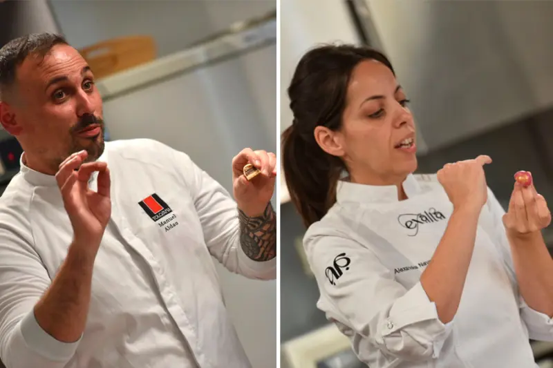 Manuel Aldao y Alexandra Navarro mostrando el segundo y el tercer mejor bombón de España