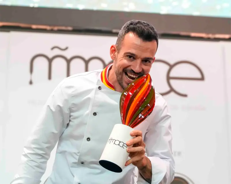 Albert Daví con el trofeo