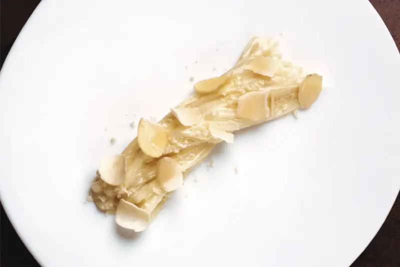 Espárrago blanco, almendra y raifort