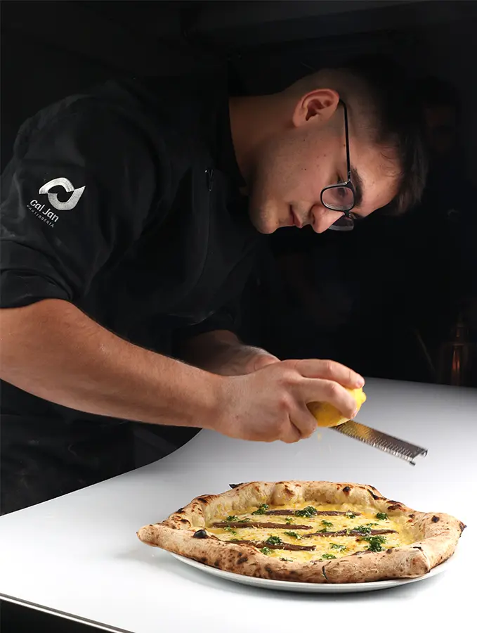 Para acabar la pizza, rallar limón