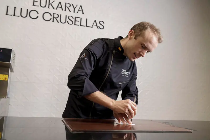 Lluc Crusellas elaborando los turrones
