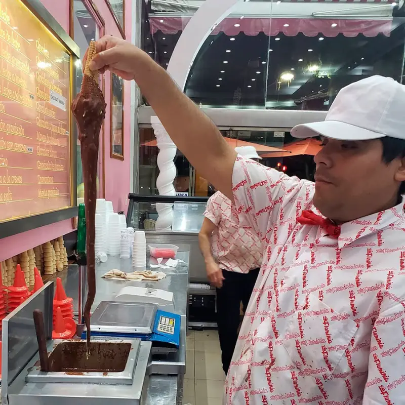 Cucurucho bañado en chocolate