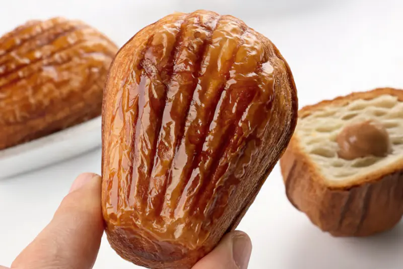 Madeleine con cremoso de almendra y naranja