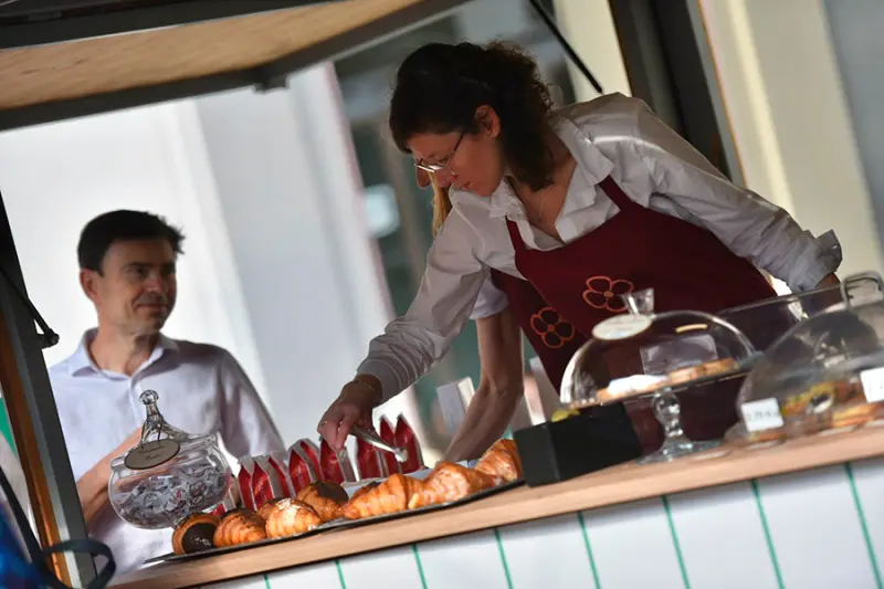 Pastelerías exhibiendo sus especialidades
