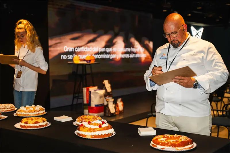 Miembros del jurado evaluando las Coronas