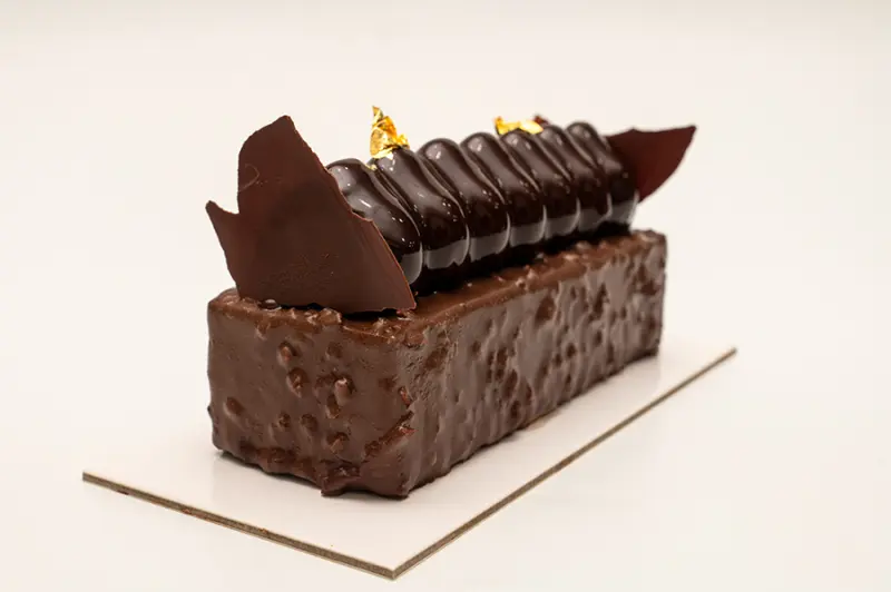Tronco de chocolate exótico con mango y fruta de la pasión