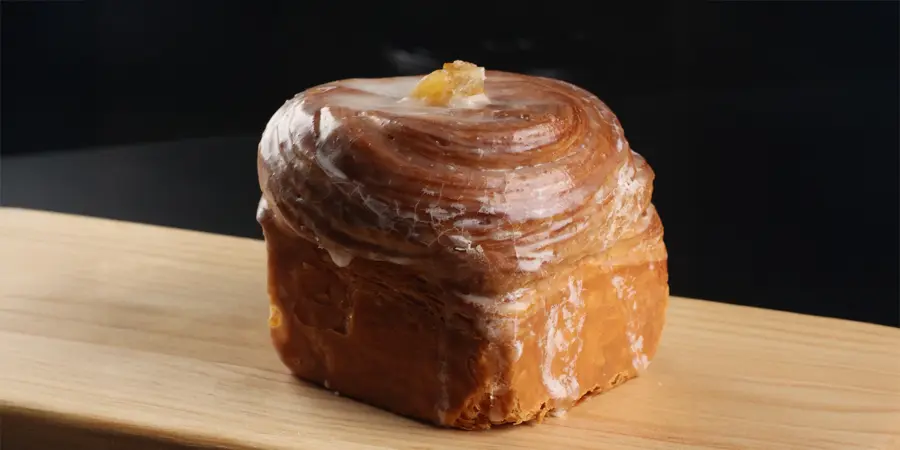 Imagen de Cubo de limón y jengibre con masa de croissant y glaseado al yuzu de La Dulcería