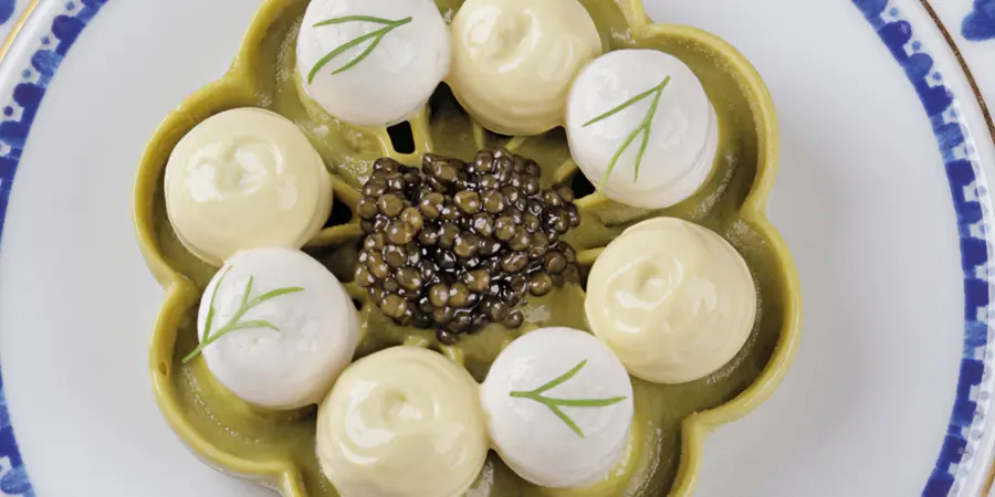 Flor de pistacho, caviar, espuma de cerveza y gazpachuelo de aceituna Campo Real