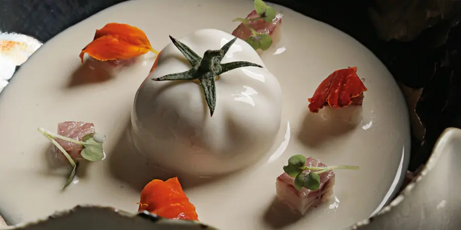 Imagen de Tomate nitro de anguila ahumada, gel de pimiento asado y ajo blanco malagueño