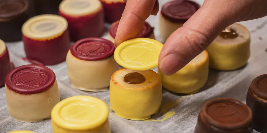 L’Atelier Barcelona lanza panellets inspirados en tartas emblemáticas, desde Sacher hasta Cheesecake