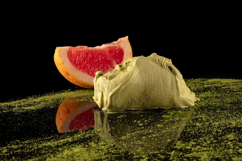 Helado de té matcha con pomelo