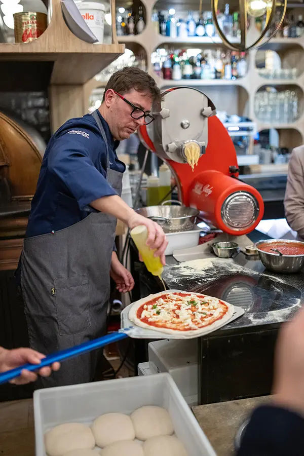 Alessandro Lo Stocco elaborando pizza