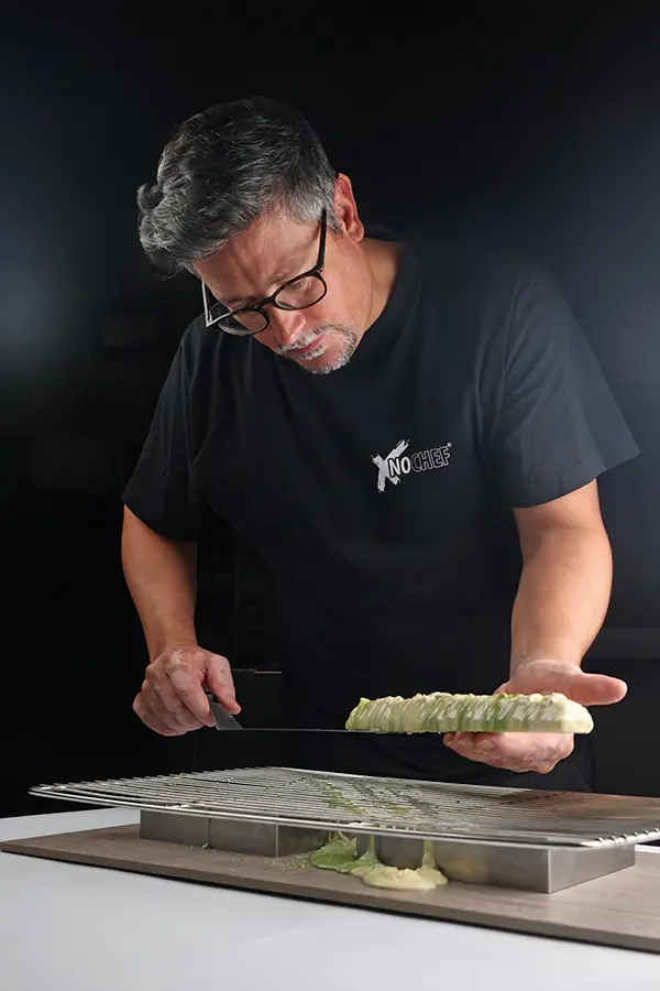Jordi Farrés elaborando el turrón