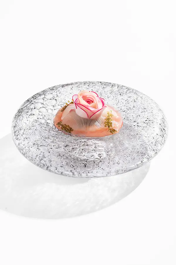 Pez limón curado, ensalada de espinacas y berros, una flor hecha con paraguaya y rabanitos picantes, además de otros ingredientes, componen este plato de EMi