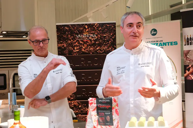 Albert Soler, que se encarga de las degustaciones frías y de la escultura de hielo, junto con Jordi Guillem