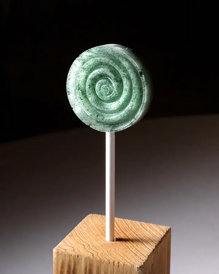 Piruleta a base de granizado de limón y espirulina