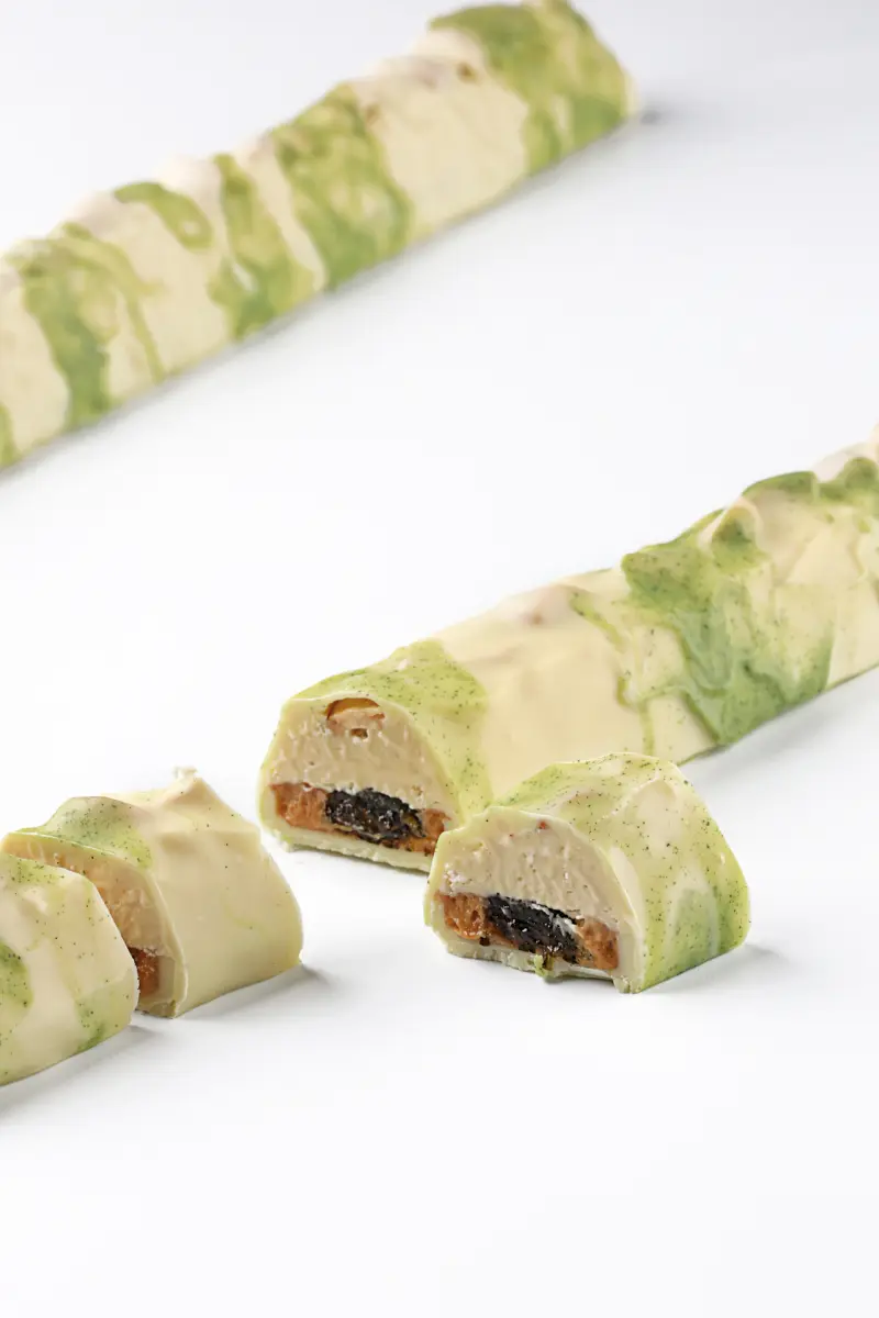 Turrobar de chocolate, almendra, limón y albahaca