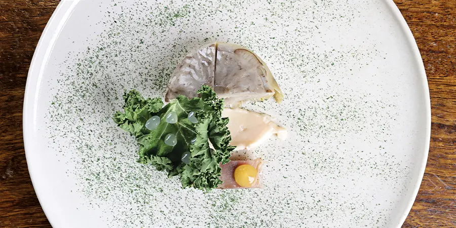 Imagen de Alcachofa con grasa de ternera, caballa  marinada y crujiente de Kale