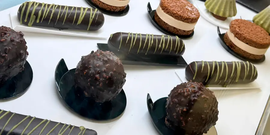 Pastelería helada de vanguardia: técnicas y tendencias en el curso profesional de Aromitalia Ibérica