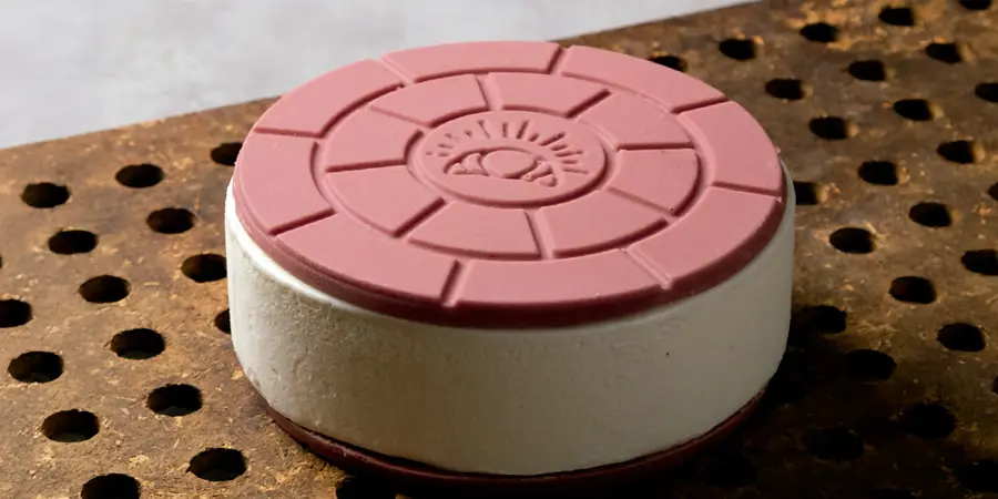 Imagen de Corte de fresa y nata con sablé reconstruida y gelificado de agar agar de fresa